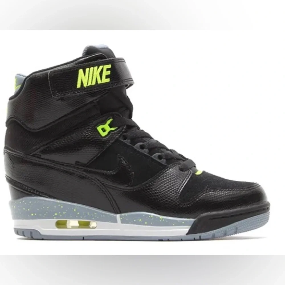 Nike Women’s Sneakers - Picture 3 of 8